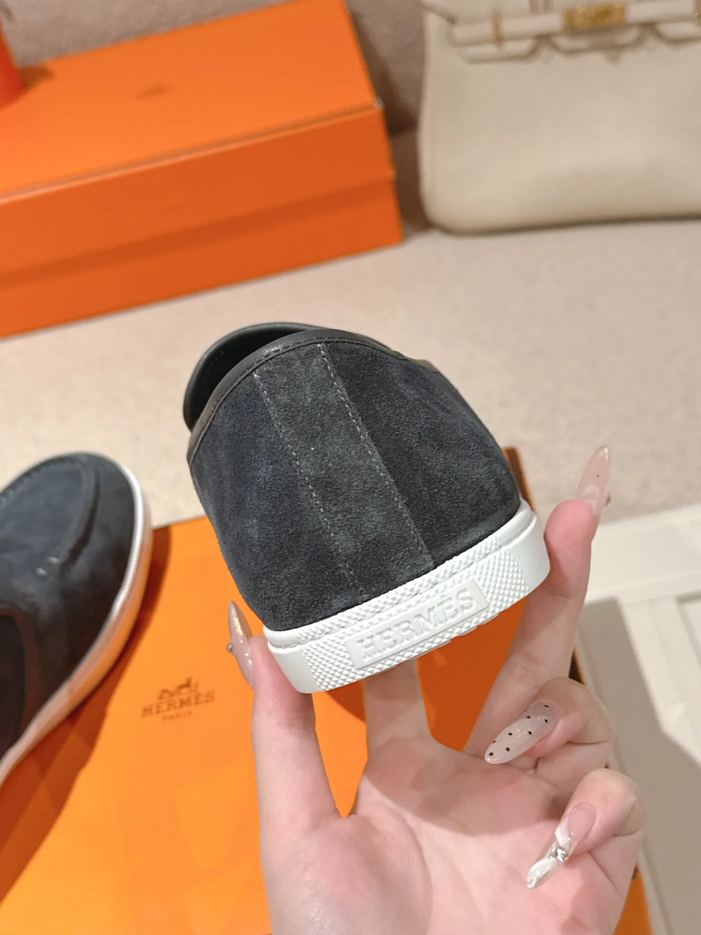 Men's Men's Shoes 600💰 Hermes# Couple Studded Loafers Calfskin and suede goatskin lace-up free sneakers with signature "H" detail. The design is simple and smooth, creating a fashionable urban look. It is comfortable and versatile. H family classics are not outdated, and the delivery counter is exquisitely packaged🛍📦 Fabric: Original customized imported first-layer cowhide/cow down Lining: Imported soft sheepskin Sole: Original open-molded anti-slip TPU material Size: 35-45